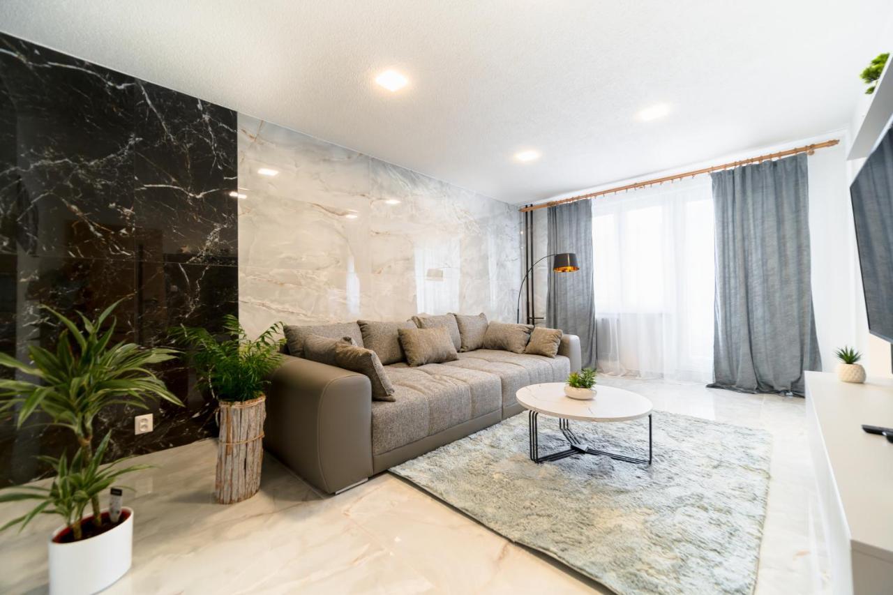 Apartman Discreet Kysucke Nove Mesto Buitenkant foto